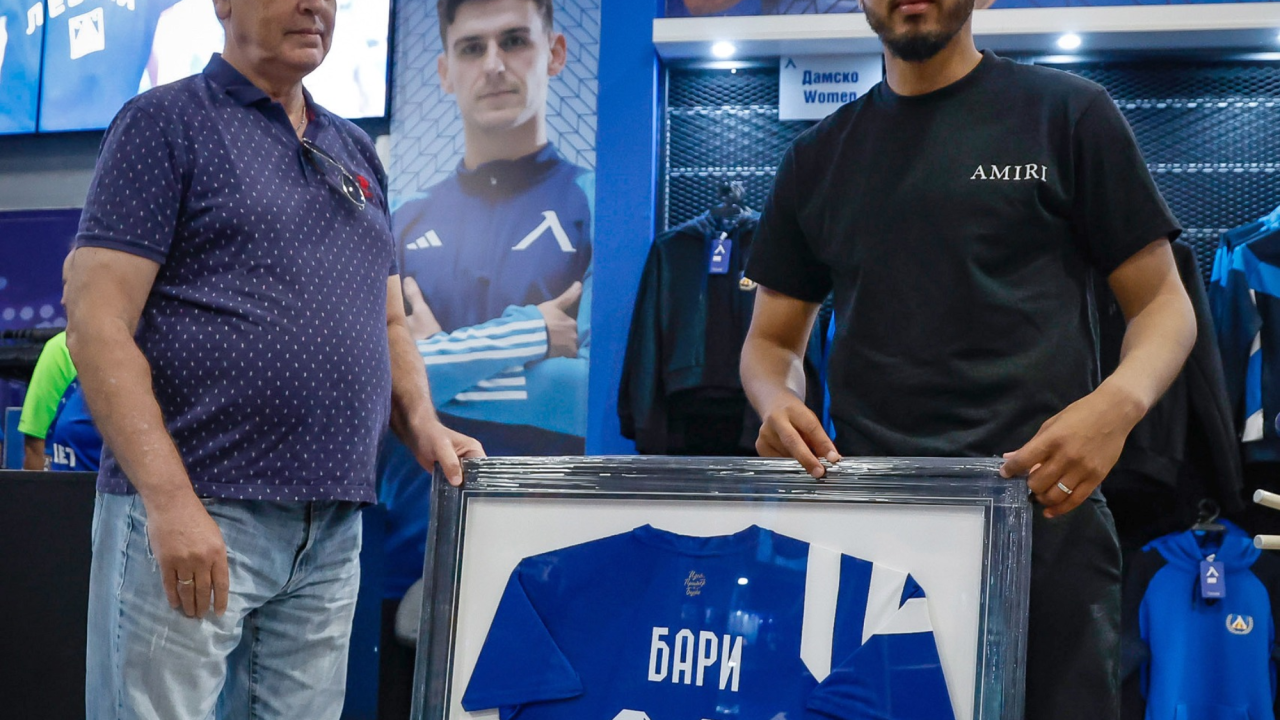 Стотици фенове изпратиха Билал Бари
