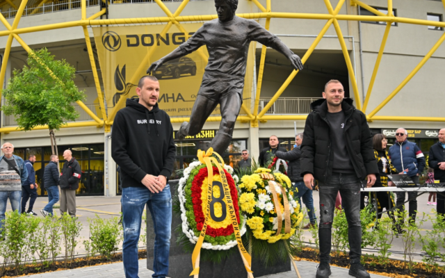 Ботев увековечи Чико: Откриха паметник на Дерменджиев пред „Колежа“